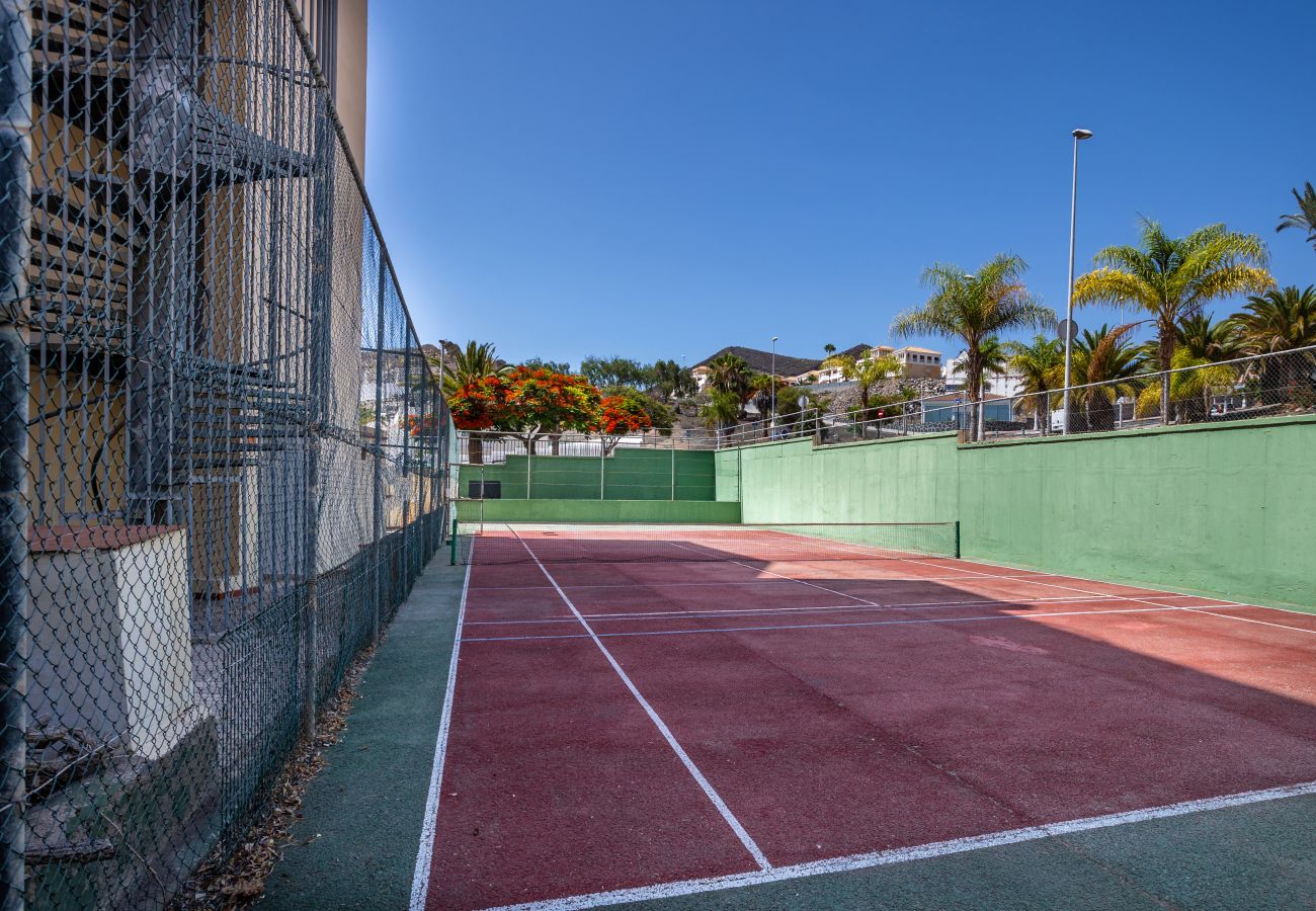 Apartamento en Los Cristianos - Castle Harbour Luxury Family Home Heated Pool