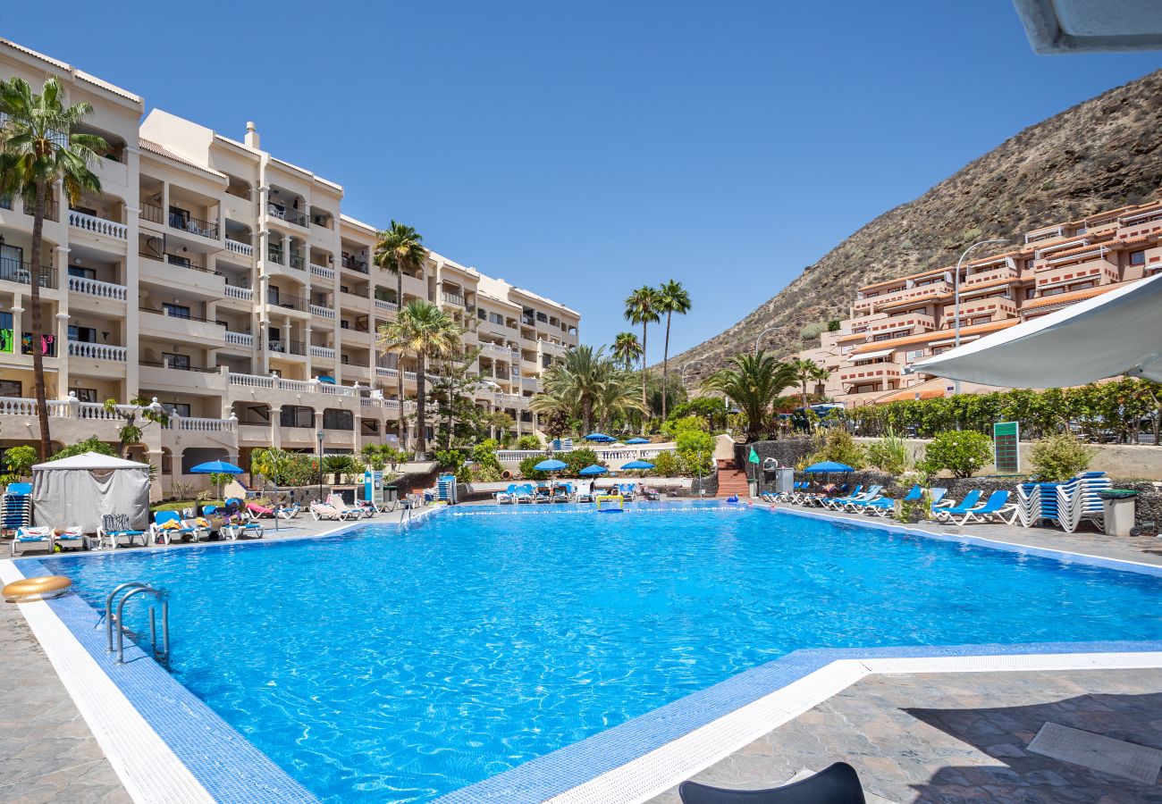 Apartamento en Los Cristianos - Castle Harbour Luxury Family Home Heated Pool