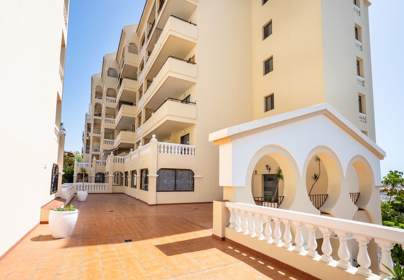 Apartamento en Los Cristianos - Castle Harbour Luxury Family Home Heated Pool