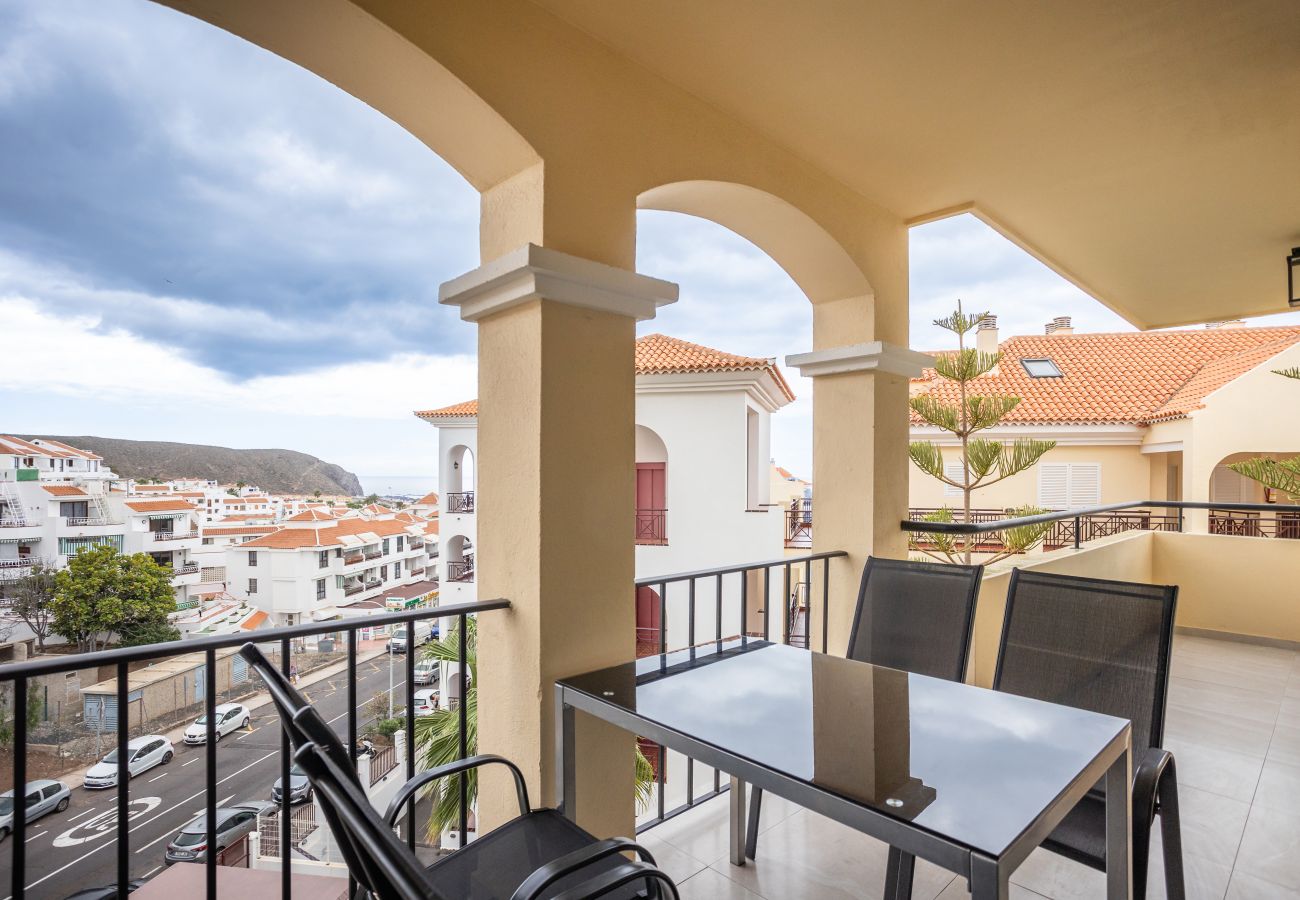 Apartamento en Los Cristianos - Castle Harbour Luxury Family Home Heated Pool
