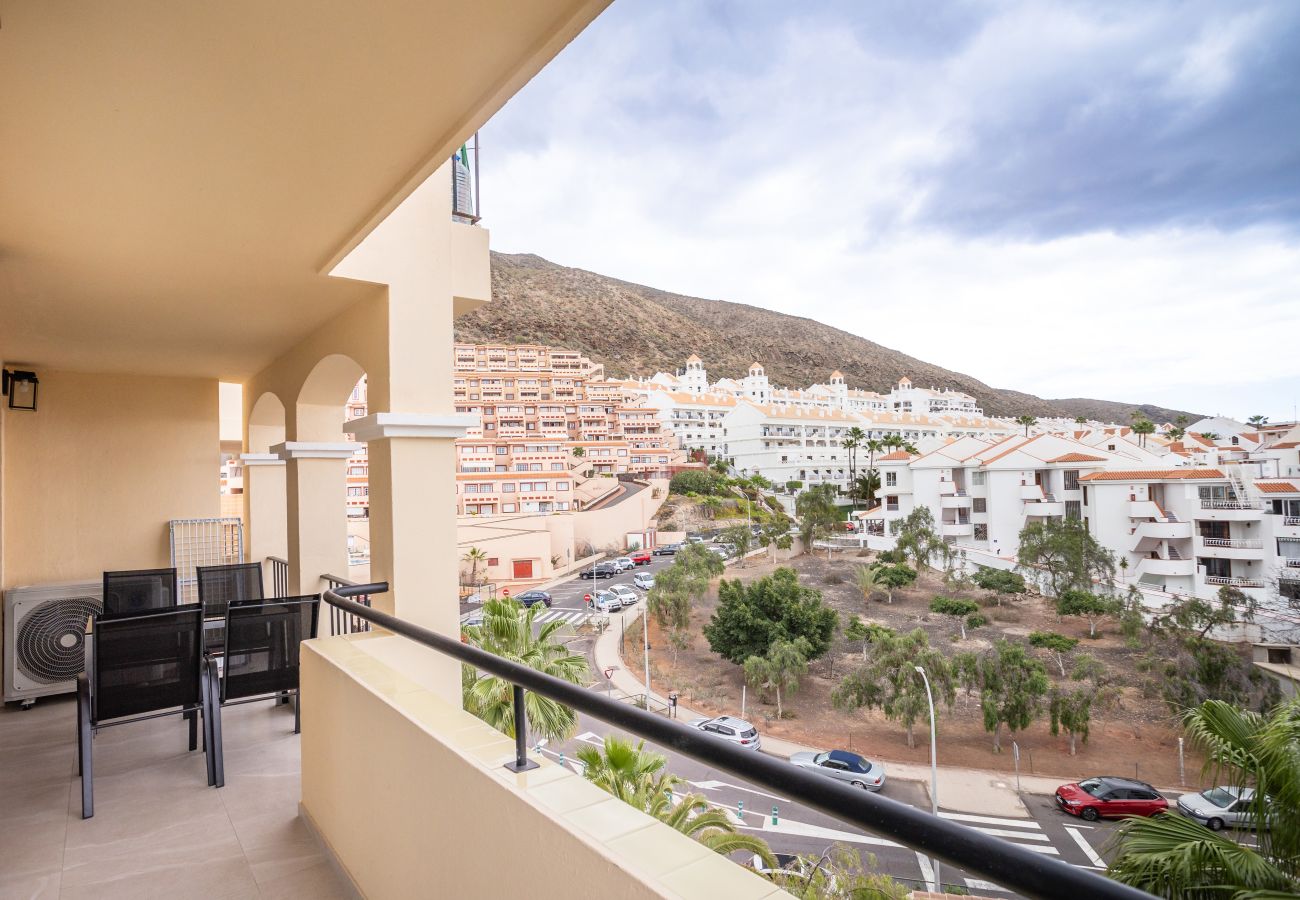 Apartamento en Los Cristianos - Castle Harbour Luxury Family Home Heated Pool