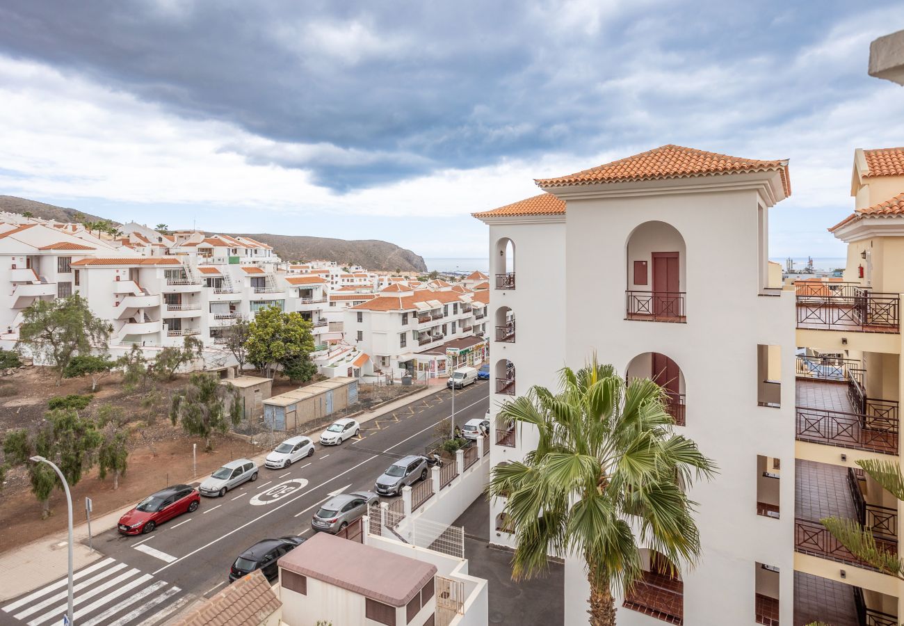 Apartamento en Los Cristianos - Castle Harbour Luxury Family Home Heated Pool