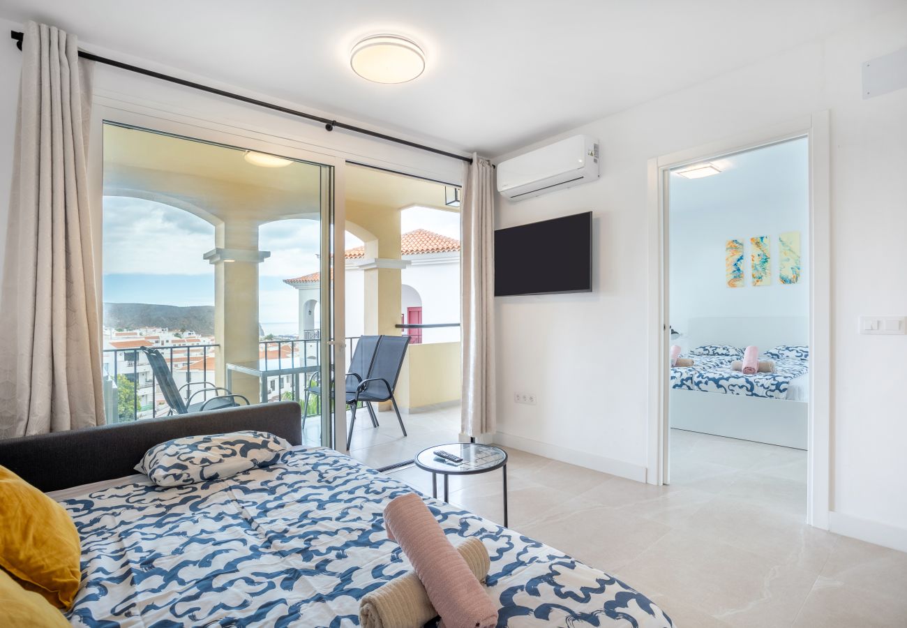 Apartamento en Los Cristianos - Castle Harbour Luxury Family Home Heated Pool