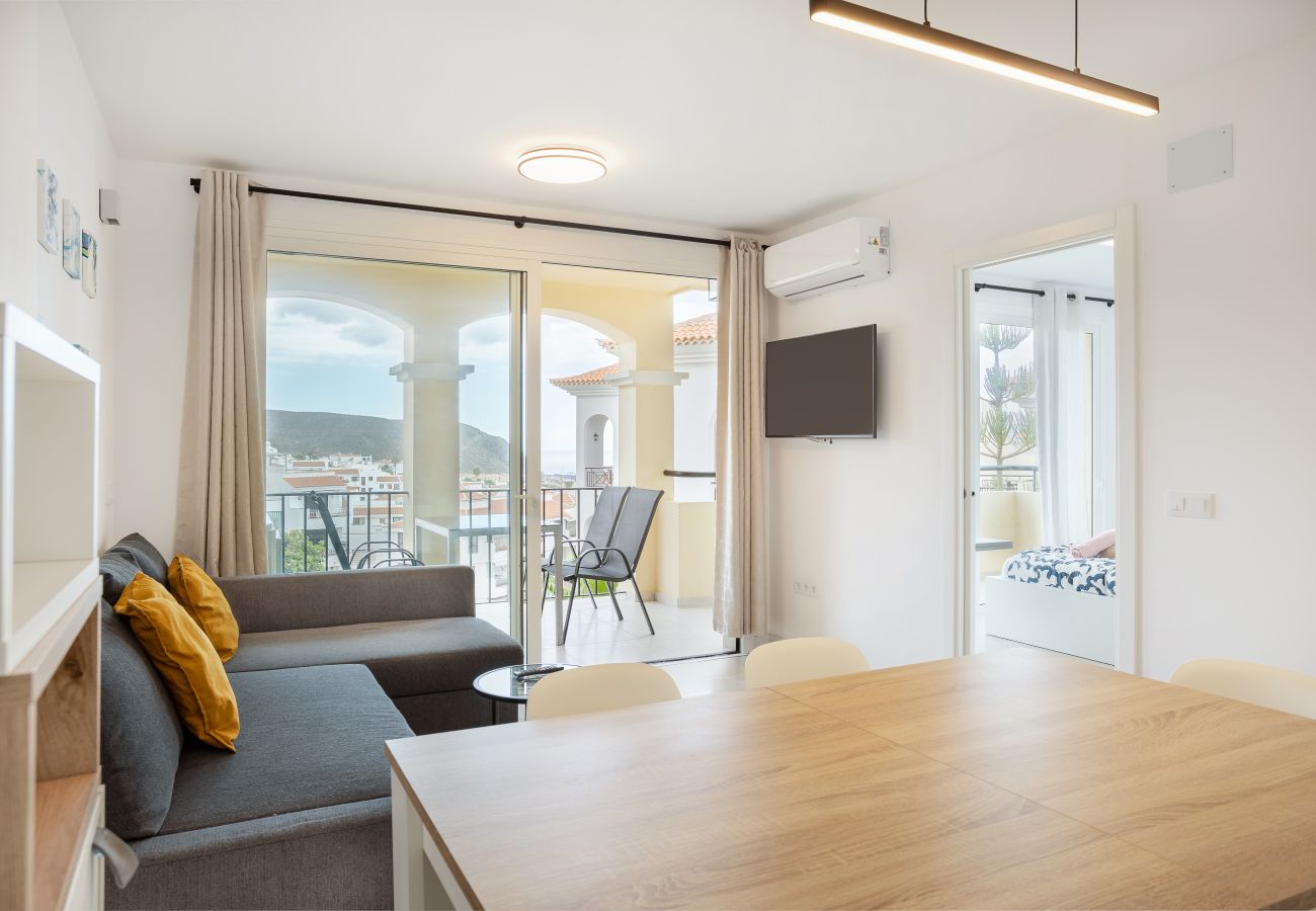Apartamento en Los Cristianos - Castle Harbour Luxury Family Home Heated Pool