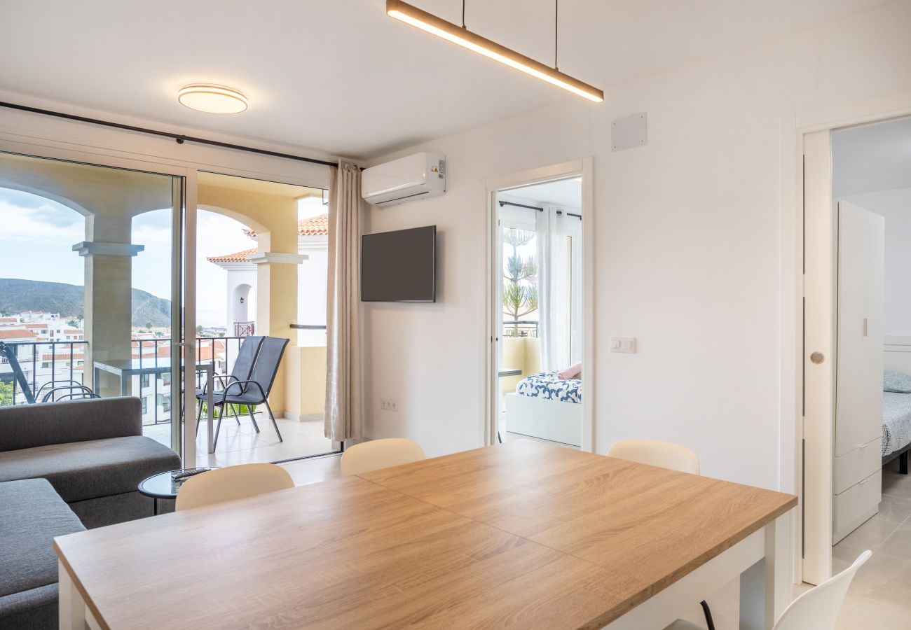 Apartamento en Los Cristianos - Castle Harbour Luxury Family Home Heated Pool