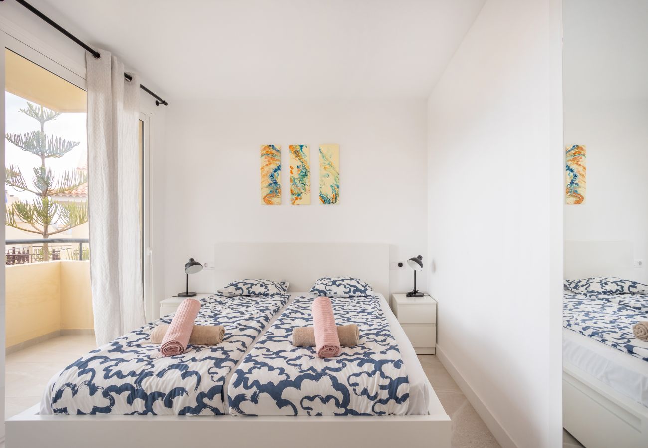 Apartamento en Los Cristianos - Castle Harbour Luxury Family Home Heated Pool