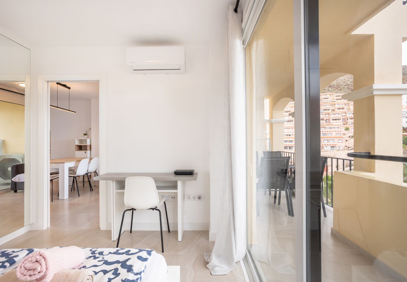 Apartamento en Los Cristianos - Castle Harbour Luxury Family Home Heated Pool