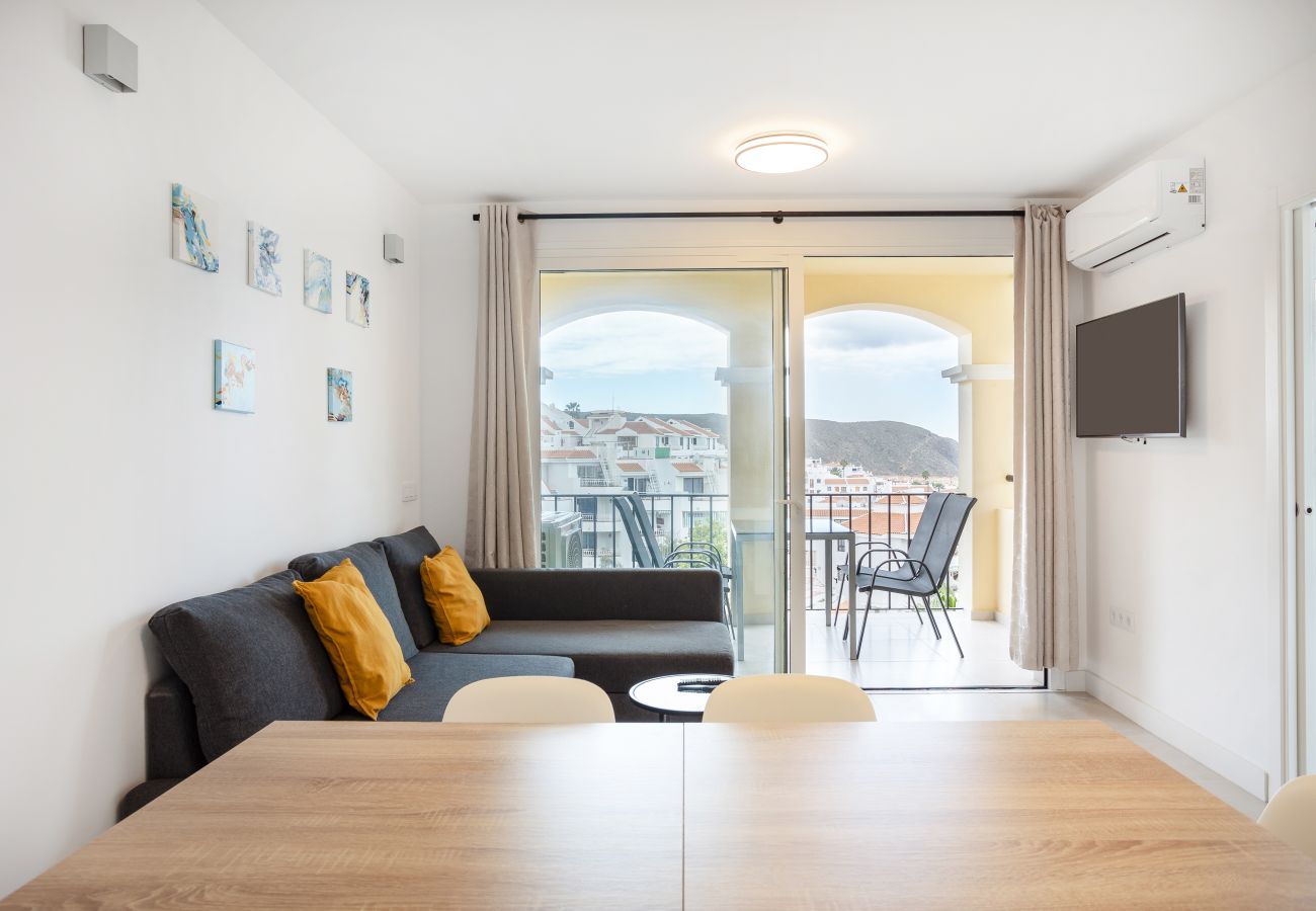 Apartamento en Los Cristianos - Castle Harbour Luxury Family Home Heated Pool