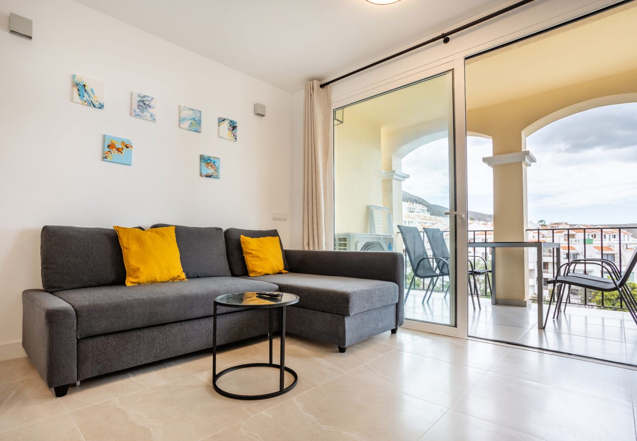 Apartamento en Los Cristianos - Castle Harbour Luxury Family Home Heated Pool