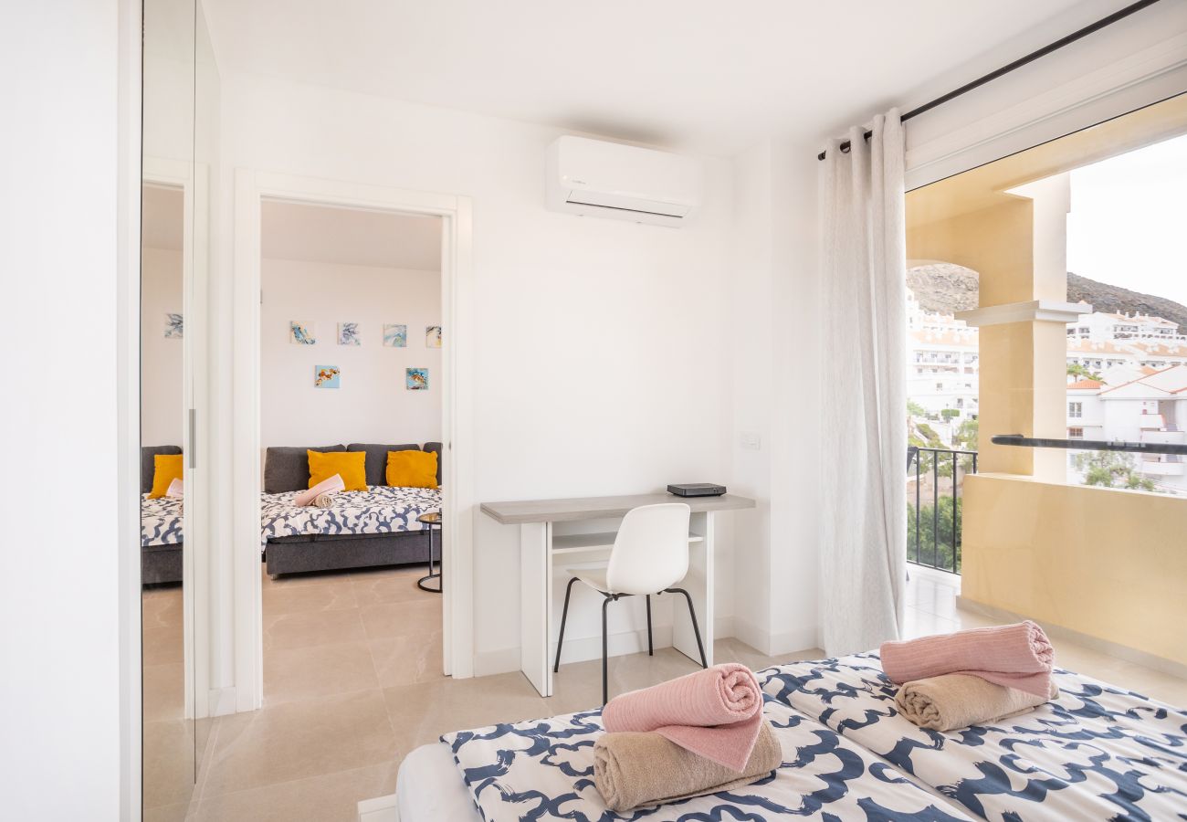 Apartamento en Los Cristianos - Castle Harbour Luxury Family Home Heated Pool