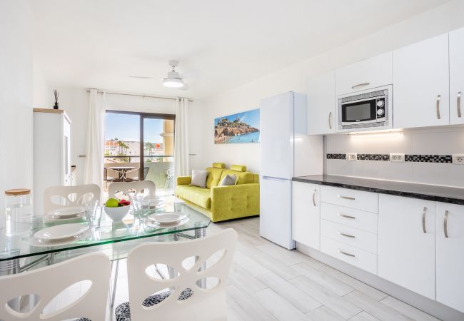 Apartamento en Los Cristianos - Castle Harbour Holiday Home Heated Pool Views by LoveTenerife Apartamento en Los Cristianos - Castle Harbour Holiday Home Heated Pool Views by LoveTenerife